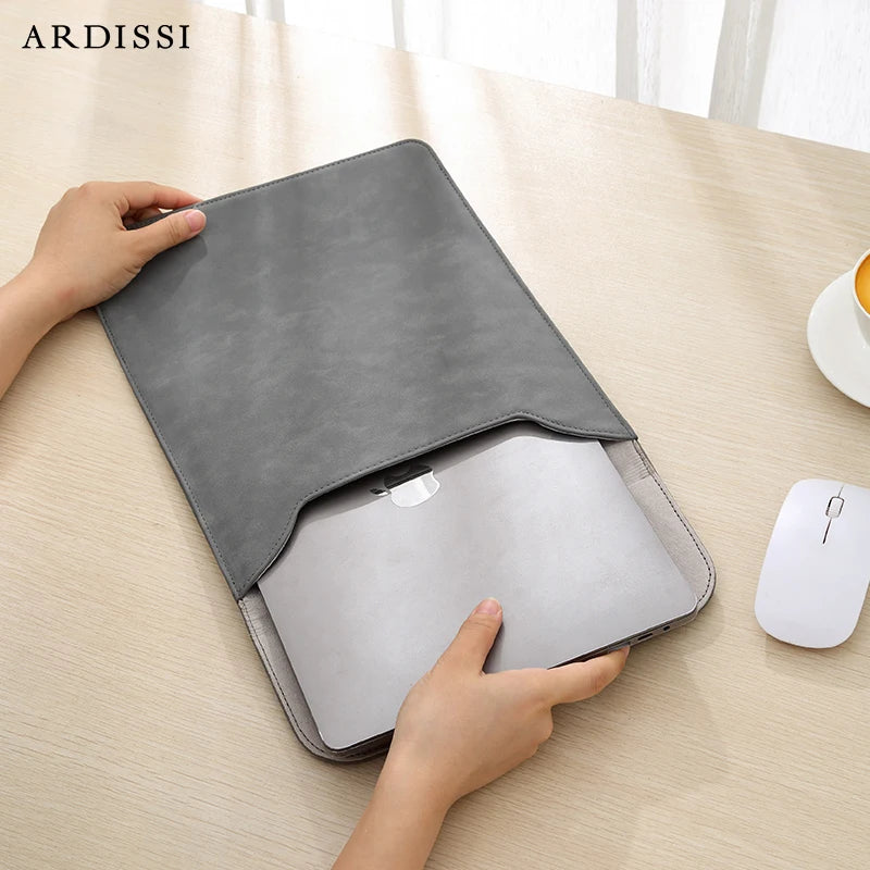 Modern Business Laptop Case – Matte Vegan Leather Sleeve for MacBook & Ultrabooks