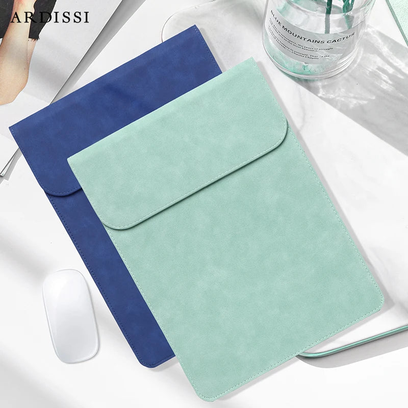 Modern Business Laptop Case – Matte Vegan Leather Sleeve for MacBook & Ultrabooks